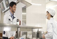 その国の言葉だけで話していると、日本人も話しかけづらいですイメージ